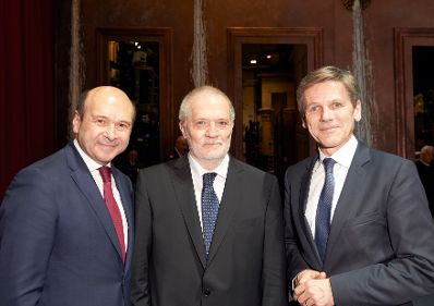 Am 6. M&auml;rz 2016 besuchte Kunst- und Kulturminister Josef Ostermayer (r.) die Premiere &quot;Tri Sestri&quot; in der Wiener Staatsoper. Im Bild mit Staatsoperndirektor Dominique Meyer (l.) und dem Dirigenten P&eacute;ter E&ouml;tv&ouml;s (m.).