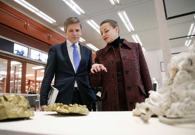 Am 8. M&auml;rz 2016 er&ouml;ffnete Kunst- und Kulturminister Josef Ostermayer (l.) die Ausstellung des K&uuml;nstlers Oswald Oberhuber im 21er Haus. Im Bild mit der Kuratorin Luisa Ziala (r.).