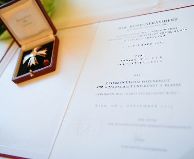 Am 8. M&auml;rz 2016 &uuml;berreichte Kunst- und Kulturminister Josef Ostermayer im Bundeskanzleramt den Schriftstellern Monika Helfer und Michael K&ouml;hlmeier, das &Ouml;sterreichische Ehrenkreuz f&uuml;r Wissenschaft und Kunst I. Klasse.