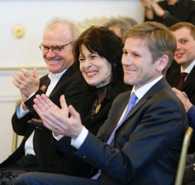 Am 8. M&auml;rz 2016 &uuml;berreichte Kunst- und Kulturminister Josef Ostermayer (r.) im Bundeskanzleramt den Schriftstellern Monika Helfer (m.) und Michael K&ouml;hlmeier (l.), das &Ouml;sterreichische Ehrenkreuz f&uuml;r Wissenschaft und Kunst I. Klasse.