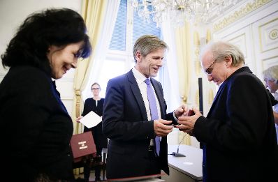 Am 8. M&auml;rz 2016 &uuml;berreichte Kunst- und Kulturminister Josef Ostermayer (m.) im Bundeskanzleramt den Schriftstellern Monika Helfer (l.) und Michael K&ouml;hlmeier (r.), das &Ouml;sterreichische Ehrenkreuz f&uuml;r Wissenschaft und Kunst I. Klasse.