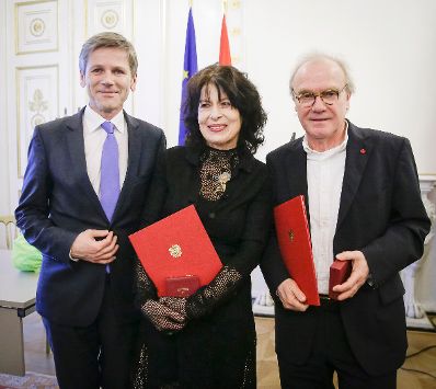 Am 8. M&auml;rz 2016 &uuml;berreichte Kunst- und Kulturminister Josef Ostermayer (l.) im Bundeskanzleramt den Schriftstellern Monika Helfer (m.) und Michael K&ouml;hlmeier (r.), das &Ouml;sterreichische Ehrenkreuz f&uuml;r Wissenschaft und Kunst I. Klasse.
