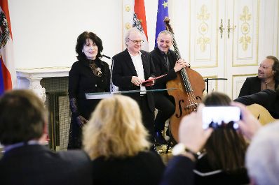 Am 8. M&auml;rz 2016 &uuml;berreichte Kunst- und Kulturminister Josef Ostermayer im Bundeskanzleramt den Schriftstellern Monika Helfer (l.) und Michael K&ouml;hlmeier (r.), das &Ouml;sterreichische Ehrenkreuz f&uuml;r Wissenschaft und Kunst I. Klasse.