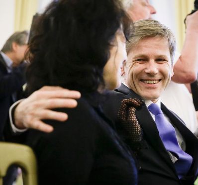 Am 8. M&auml;rz 2016 &uuml;berreichte Kunst- und Kulturminister Josef Ostermayer (r.) im Bundeskanzleramt den Schriftstellern Monika Helfer (l.) und Michael K&ouml;hlmeier, das &Ouml;sterreichische Ehrenkreuz f&uuml;r Wissenschaft und Kunst I. Klasse.