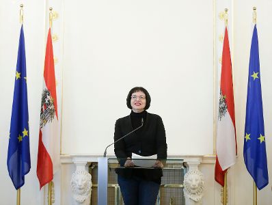 Am 9. M&auml;rz 2016 &uuml;berreichte Kunst- und Kulturminister Josef Ostermayer das Goldene Ehrenzeichen f&uuml;r Verdienste um die Republik &Ouml;sterreich an Peter Sengl. Im Bild Sektionschefin Andrea Ecker.