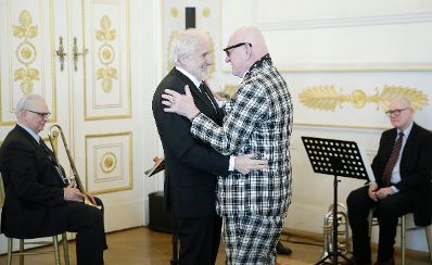 Am 9. M&auml;rz 2016 &uuml;berreichte Kunst- und Kulturminister Josef Ostermayer das Goldene Ehrenzeichen f&uuml;r Verdienste um die Republik &Ouml;sterreich an Peter Sengl (r.). Im Bild mit dem Laudator Michael Schottenberg (l.).