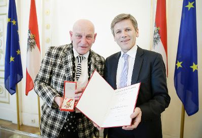 Am 9. M&auml;rz 2016 &uuml;berreichte Kunst- und Kulturminister Josef Ostermayer (r.) das Goldene Ehrenzeichen f&uuml;r Verdienste um die Republik &Ouml;sterreich an Peter Sengl (l.).