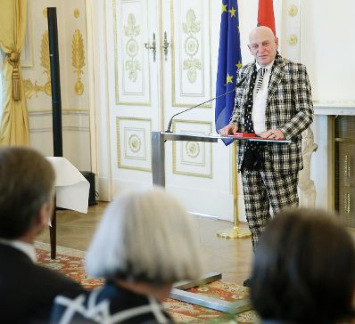 Am 9. M&auml;rz 2016 &uuml;berreichte Kunst- und Kulturminister Josef Ostermayer das Goldene Ehrenzeichen f&uuml;r Verdienste um die Republik &Ouml;sterreich an Peter Sengl (im Bild).