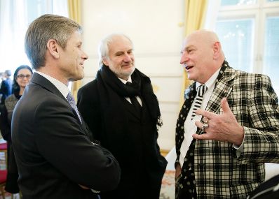 Am 9. M&auml;rz 2016 &uuml;berreichte Kunst- und Kulturminister Josef Ostermayer (l.) das Goldene Ehrenzeichen f&uuml;r Verdienste um die Republik &Ouml;sterreich an Peter Sengl (r.). Im Bild mit dem Laudator Michael Schottenberg (m.).
