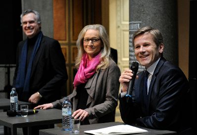 Am 16. M&auml;rz 2016 gab Kunst- und Kulturminister Josef Ostermayer (r.) eine Pressekonferenz zur Bestellung der wissenschaftlichen und kaufm&auml;nnischen Direktion des Museum f&uuml;r Angewandte Kunst 2016 bis 2021. Im Bild mit dem MAK-Direktor Christoph Thun-Hohenstein (l.) und der kaufm&auml;nnischen Gesch&auml;ftsf&uuml;hrerin des MAK Teresa Mitterlehner-Marchesani.