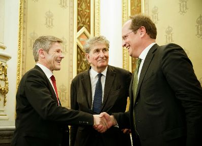 Am 31. M&auml;rz 2015 &uuml;berreichte Kunst- und Kulturminister Josef Ostermayer (l.) das Gro&szlig;e Goldene Ehrenzeichen f&uuml;r Verdienste um die Republik &Ouml;sterreich an G&uuml;nter Rhomberg (m.). Im Bild mit Gesch&auml;ftsf&uuml;hrer der Bundestheater Holding GmbH Christian Kircher (r.).