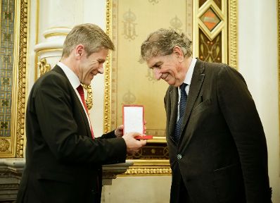 Am 31. M&auml;rz 2015 &uuml;berreichte Kunst- und Kulturminister Josef Ostermayer (l.) das Gro&szlig;e Goldene Ehrenzeichen f&uuml;r Verdienste um die Republik &Ouml;sterreich an G&uuml;nter Rhomberg (r.).