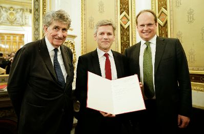 Am 31. M&auml;rz 2015 &uuml;berreichte Kunst- und Kulturminister Josef Ostermayer (m.) das Gro&szlig;e Goldene Ehrenzeichen f&uuml;r Verdienste um die Republik &Ouml;sterreich an G&uuml;nter Rhomberg (l.). Im Bild mit Gesch&auml;ftsf&uuml;hrer der Bundestheater Holding GmbH Christian Kircher (r.).