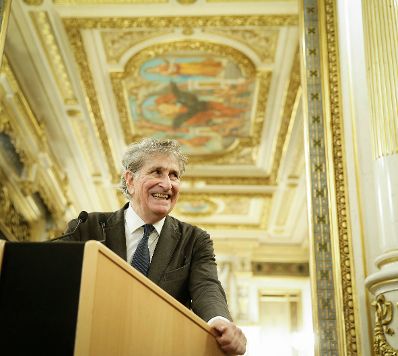 Am 31. M&auml;rz 2015 &uuml;berreichte Kunst- und Kulturminister Josef Ostermayer das Gro&szlig;e Goldene Ehrenzeichen f&uuml;r Verdienste um die Republik &Ouml;sterreich an G&uuml;nter Rhomberg (im Bild).