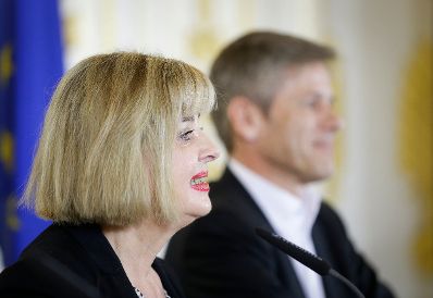 Am 1. April 2016 stellte Kunst- und Kultusminister Josef Ostermayer (r.) im Rahmen einer Pressekonferenz die Kommiss&auml;rin und teilnehmende K&uuml;nstlerInnen f&uuml;r die 57. Kunstbiennale in Venedig vor. Im Bild mit Christa Steinle (l.).