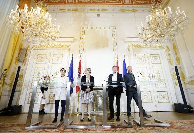 Am 1. April 2016 stellte Kunst- und Kultusminister Josef Ostermayer (m.r.) im Rahmen einer Pressekonferenz die Kommiss&auml;rin und teilnehmende K&uuml;nstlerInnen f&uuml;r die 57. Kunstbiennale in Venedig vor. Im Bild mit Christa Steinle (m.l.), K&uuml;nstlerin Brigitte Kowanz (l.) und K&uuml;nstler Erwin Wurm (r.).