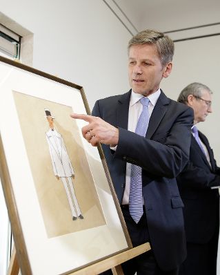 Am 7. April 2016 gab Kunst- und Kulturminister Josef Ostermayer (l.) gemeinsam mit dem Direktor des Leopold-Museums Hans-Peter Wipplinger, Stiftungsvorstand Helmut Moser (r.) und IKG-Vertreterin Erika Jakubovits eine Pressekonferenz zur Einigung &uuml;ber die Schiele-Zeichnungen.
