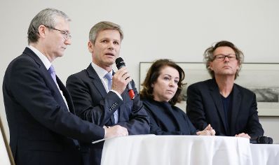 Am 7. April 2016 gab Kunst- und Kulturminister Josef Ostermayer (m.l.) gemeinsam mit dem Direktor des Leopold-Museums Hans-Peter Wipplinger (r.), Stiftungsvorstand Helmut Moser (l.) und IKG-Vertreterin Erika Jakubovits (m.r.) eine Pressekonferenz zur Einigung &uuml;ber die Schiele-Zeichnungen.