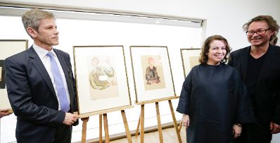 Am 7. April 2016 gab Kunst- und Kulturminister Josef Ostermayer (l.) gemeinsam mit dem Direktor des Leopold-Museums Hans-Peter Wipplinger (r.), Stiftungsvorstand Helmut Moser und IKG-Vertreterin Erika Jakubovits (m.) eine Pressekonferenz zur Einigung &uuml;ber die Schiele-Zeichnungen.