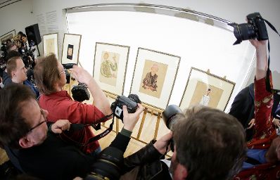 Am 7. April 2016 gab Kunst- und Kulturminister Josef Ostermayer gemeinsam mit dem Direktor des Leopold-Museums Hans-Peter Wipplinger, Stiftungsvorstand Helmut Moser und IKG-Vertreterin Erika Jakubovits eine Pressekonferenz zur Einigung &uuml;ber die Schiele-Zeichnungen.