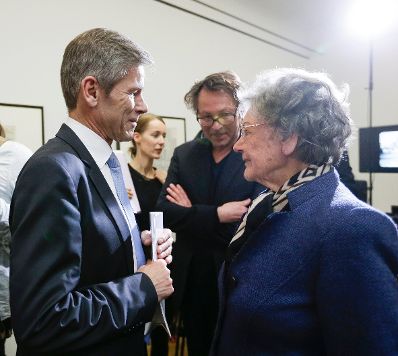 Am 7. April 2016 gab Kunst- und Kulturminister Josef Ostermayer (l.) gemeinsam mit dem Direktor des Leopold-Museums Hans-Peter Wipplinger (m.), Stiftungsvorstand Helmut Moser und IKG-Vertreterin Erika Jakubovits eine Pressekonferenz zur Einigung &uuml;ber die Schiele-Zeichnungen. Im Bild mit Elisabeth Leopold (r.).