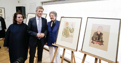 Am 7. April 2016 gab Kunst- und Kulturminister Josef Ostermayer (m.) gemeinsam mit dem Direktor des Leopold-Museums Hans-Peter Wipplinger, Stiftungsvorstand Helmut Moser und IKG-Vertreterin Erika Jakubovits (l.) eine Pressekonferenz zur Einigung &uuml;ber die Schiele-Zeichnungen. Im Bild mit Elisabeth Leopold (r.).