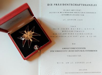 Am 15. April 2016 &uuml;berreichte Kunst- und Kulturminister Josef Ostermayer das Gro&szlig;e Ehrenzeichen f&uuml;r Verdienste um die Republik &Ouml;sterreich an Gertrude Kaindl-H&ouml;nig, Miteigent&uuml;merin der Salzburger Nachrichten.