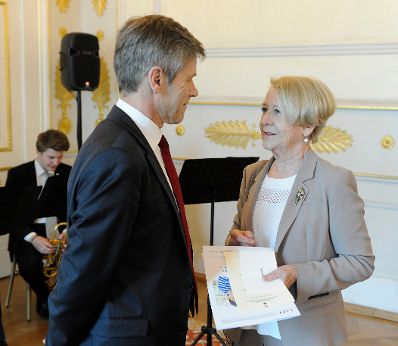 Am 15. April 2016 &uuml;berreichte Kunst- und Kulturminister Josef Ostermayer (l.) das Gro&szlig;e Ehrenzeichen f&uuml;r Verdienste um die Republik &Ouml;sterreich an Gertrude Kaindl-H&ouml;nig (r.), Miteigent&uuml;merin der Salzburger Nachrichten.