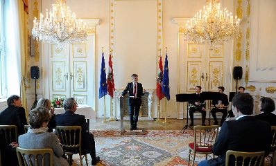 Am 15. April 2016 &uuml;berreichte Kunst- und Kulturminister Josef Ostermayer (im Bild) das Gro&szlig;e Ehrenzeichen f&uuml;r Verdienste um die Republik &Ouml;sterreich an Gertrude Kaindl-H&ouml;nig, Miteigent&uuml;merin der Salzburger Nachrichten.