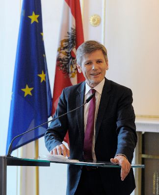 Am 15. April 2016 &uuml;berreichte Kunst- und Kulturminister Josef Ostermayer (im Bild) das Gro&szlig;e Ehrenzeichen f&uuml;r Verdienste um die Republik &Ouml;sterreich an Gertrude Kaindl-H&ouml;nig, Miteigent&uuml;merin der Salzburger Nachrichten.