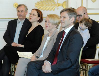 Am 15. April 2016 &uuml;berreichte Kunst- und Kulturminister Josef Ostermayer (r.) das Gro&szlig;e Ehrenzeichen f&uuml;r Verdienste um die Republik &Ouml;sterreich an Gertrude Kaindl-H&ouml;nig (2.v.r.), Miteigent&uuml;merin der Salzburger Nachrichten.