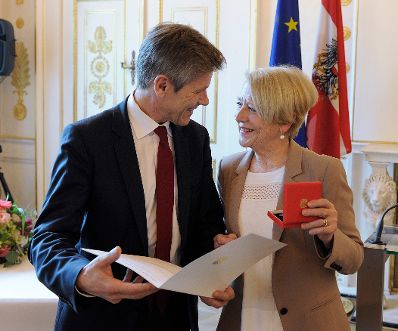 Am 15. April 2016 &uuml;berreichte Kunst- und Kulturminister Josef Ostermayer (l.) das Gro&szlig;e Ehrenzeichen f&uuml;r Verdienste um die Republik &Ouml;sterreich an Gertrude Kaindl-H&ouml;nig (r.), Miteigent&uuml;merin der Salzburger Nachrichten.