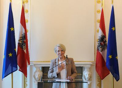 Am 15. April 2016 &uuml;berreichte Kunst- und Kulturminister Josef Ostermayer das Gro&szlig;e Ehrenzeichen f&uuml;r Verdienste um die Republik &Ouml;sterreich an Gertrude Kaindl-H&ouml;nig (im Bild), Miteigent&uuml;merin der Salzburger Nachrichten.