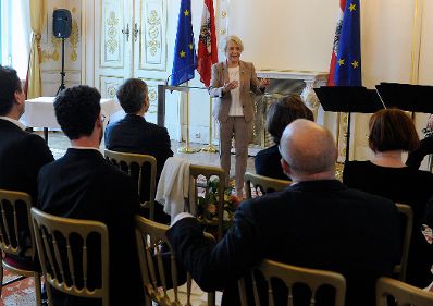 Am 15. April 2016 &uuml;berreichte Kunst- und Kulturminister Josef Ostermayer das Gro&szlig;e Ehrenzeichen f&uuml;r Verdienste um die Republik &Ouml;sterreich an Gertrude Kaindl-H&ouml;nig (im Bild), Miteigent&uuml;merin der Salzburger Nachrichten.