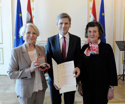 Am 15. April 2016 &uuml;berreichte Kunst- und Kulturminister Josef Ostermayer (m.) das Gro&szlig;e Ehrenzeichen f&uuml;r Verdienste um die Republik &Ouml;sterreich an Gertrude Kaindl-H&ouml;nig (l.), Miteigent&uuml;merin der Salzburger Nachrichten. Im Bild mit Laudatorin Helga Rabl-Stadler (r.).
