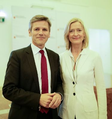 Am 15. April 2016 hielt Kunst- und Kulturminister Josef Ostermayer (l.) die Er&ouml;ffnungsansprache bei der Sonderausstellung &quot;Bleistift, Heft und Laptop - 10 Positionen literarischen Schreibens&quot; in der &Ouml;sterreichischen Nationalbibliothek. Im Bild mit der Generaldirektorin der &Ouml;sterreichischen Nationalbibliothek Johanna Rachinger (r.).