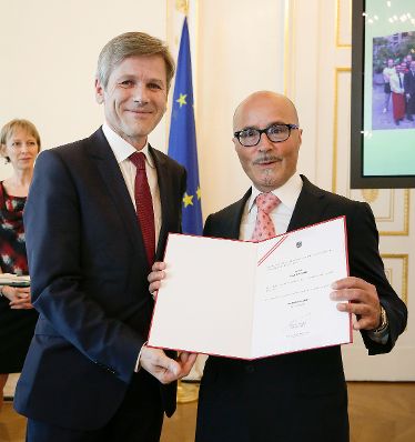 Am 22. April 2016 bestellte der Bundeskanzler Vertreterinnen und Vertreter der Wirtschaft zu Mitgliedern der bei der Bundesanstalt &quot;Statistik &Ouml;sterreich&quot; eingerichteten Wirtschaftskurie. Im Bild Kanzleramtsminister Josef Ostermayer (l.) bei der Dekret&uuml;berreichung an Kommerzialrat f&uuml;r die Statistik Luigi Barbaro (r.).