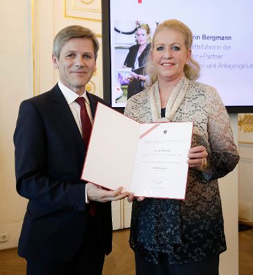 Am 22. April 2016 bestellte der Bundeskanzler Vertreterinnen und Vertreter der Wirtschaft zu Mitgliedern der bei der Bundesanstalt &quot;Statistik &Ouml;sterreich&quot; eingerichteten Wirtschaftskurie. Im Bild Kanzleramtsminister Josef Ostermayer (l.) bei der Dekret&uuml;berreichung an Kommerzialr&auml;tin f&uuml;r die Statistik Karin Bergmann (r.).