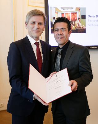 Am 22. April 2016 bestellte der Bundeskanzler Vertreterinnen und Vertreter der Wirtschaft zu Mitgliedern der bei der Bundesanstalt &quot;Statistik &Ouml;sterreich&quot; eingerichteten Wirtschaftskurie. Im Bild Kanzleramtsminister Josef Ostermayer (l.) bei der Dekret&uuml;berreichung an Kommerzialrat f&uuml;r die Statistik Omar B&ouml;hm-Besim (r.).