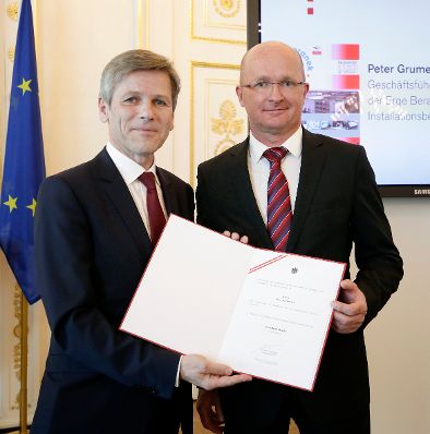 Am 22. April 2016 bestellte der Bundeskanzler Vertreterinnen und Vertreter der Wirtschaft zu Mitgliedern der bei der Bundesanstalt &quot;Statistik &Ouml;sterreich&quot; eingerichteten Wirtschaftskurie. Im Bild Kanzleramtsminister Josef Ostermayer (l.) bei der Dekret&uuml;berreichung an Kommerzialrat f&uuml;r die Statistik Peter Grumeth (r.).