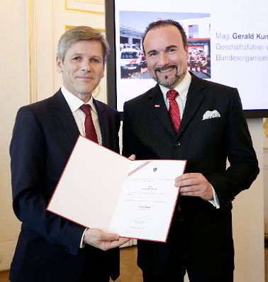 Am 22. April 2016 bestellte der Bundeskanzler Vertreterinnen und Vertreter der Wirtschaft zu Mitgliedern der bei der Bundesanstalt &quot;Statistik &Ouml;sterreich&quot; eingerichteten Wirtschaftskurie. Im Bild Kanzleramtsminister Josef Ostermayer (l.) bei der Dekret&uuml;berreichung an Kommerzialrat f&uuml;r die Statistik Gerald Kumnig (r.).