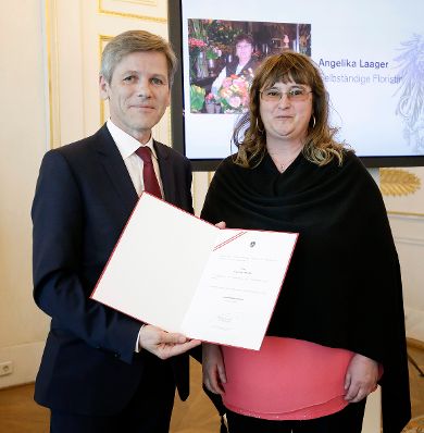 Am 22. April 2016 bestellte der Bundeskanzler Vertreterinnen und Vertreter der Wirtschaft zu Mitgliedern der bei der Bundesanstalt &quot;Statistik &Ouml;sterreich&quot; eingerichteten Wirtschaftskurie. Im Bild Kanzleramtsminister Josef Ostermayer (l.) bei der Dekret&uuml;berreichung an Kommerzialr&auml;tin f&uuml;r die Statistik Angelika Laager (r.).