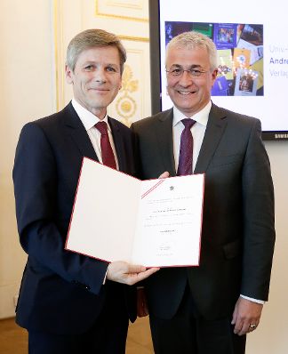 Am 22. April 2016 bestellte der Bundeskanzler Vertreterinnen und Vertreter der Wirtschaft zu Mitgliedern der bei der Bundesanstalt &quot;Statistik &Ouml;sterreich&quot; eingerichteten Wirtschaftskurie. Im Bild Kanzleramtsminister Josef Ostermayer (l.) bei der Dekret&uuml;berreichung an Kommerzialrat f&uuml;r die Statistik Andreas Schnider (r.).