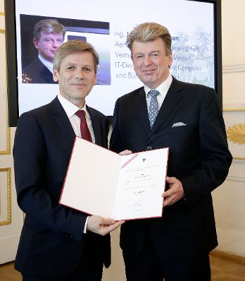 Am 22. April 2016 bestellte der Bundeskanzler Vertreterinnen und Vertreter der Wirtschaft zu Mitgliedern der bei der Bundesanstalt &quot;Statistik &Ouml;sterreich&quot; eingerichteten Wirtschaftskurie. Im Bild Kanzleramtsminister Josef Ostermayer (l.) bei der Dekret&uuml;berreichung an Kommerzialrat f&uuml;r die Statistik Josef Franz Toman (r.).