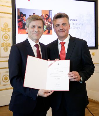 Am 22. April 2016 bestellte der Bundeskanzler Vertreterinnen und Vertreter der Wirtschaft zu Mitgliedern der bei der Bundesanstalt &quot;Statistik &Ouml;sterreich&quot; eingerichteten Wirtschaftskurie. Im Bild Kanzleramtsminister Josef Ostermayer (l.) bei der Dekret&uuml;berreichung an Kommerzialrat f&uuml;r die Statistik Gregor Tomschizek (r.).