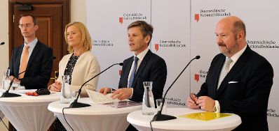 Am 25. April 2016 nahm Kunst- und Kulturminister Josef Ostermayer (m.r.) an der Pressekonferenz zur Bestellung der wissenschaftlichen und kaufm&auml;nnischen Gesch&auml;ftsf&uuml;hrung der &Ouml;sterreichischen Nationalbibliothek teil. Im Bild mit der &Ouml;NB-Generaldirektorin Johanna Rachinger (m.l.), dem kaufm&auml;nnischen Leiter der &Ouml;NB Richard Starkel (l.) und dem &Ouml;NB-Kuratoriumsvorsitzenden Gottfried Toman (r.). 