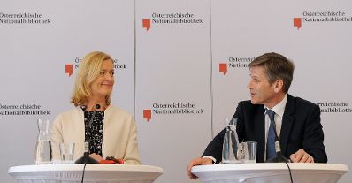 Am 25. April 2016 nahm Kunst- und Kulturminister Josef Ostermayer (r.) an der Pressekonferenz zur Bestellung der wissenschaftlichen und kaufm&auml;nnischen Gesch&auml;ftsf&uuml;hrung der &Ouml;sterreichischen Nationalbibliothek teil. Im Bild mit der &Ouml;NB-Generaldirektorin Johanna Rachinger (l.).