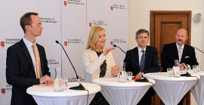 Am 25. April 2016 nahm Kunst- und Kulturminister Josef Ostermayer (m.r.) an der Pressekonferenz zur Bestellung der wissenschaftlichen und kaufm&auml;nnischen Gesch&auml;ftsf&uuml;hrung der &Ouml;sterreichischen Nationalbibliothek teil. Im Bild mit der &Ouml;NB-Generaldirektorin Johanna Rachinger (m.l.), dem kaufm&auml;nnischen Leiter der &Ouml;NB Richard Starkel (l.) und dem &Ouml;NB-Kuratoriumsvorsitzenden Gottfried Toman (r.). 