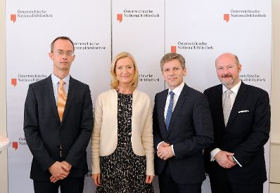 Am 25. April 2016 nahm Kunst- und Kulturminister Josef Ostermayer (m.r.) an der Pressekonferenz zur Bestellung der wissenschaftlichen und kaufm&auml;nnischen Gesch&auml;ftsf&uuml;hrung der &Ouml;sterreichischen Nationalbibliothek teil. Im Bild mit der &Ouml;NB-Generaldirektorin Johanna Rachinger (m.l.), dem kaufm&auml;nnischen Leiter der &Ouml;NB Richard Starkel (l.) und dem &Ouml;NB-Kuratoriumsvorsitzenden Gottfried Toman (r.). 