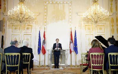 Am 25. April 2016 &uuml;berreichte Kunst- und Kulturminister Josef Ostermayer (im Bild) die Urkunde, mit der Heinz Marecek der Berufstitel Professor verliehen wurde.